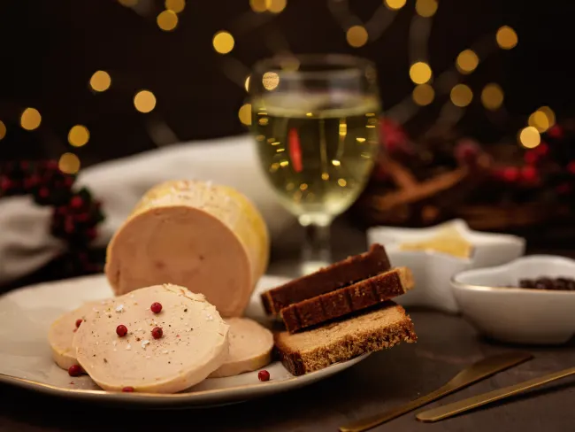 Assiette de foie gras et verre de vin blanc