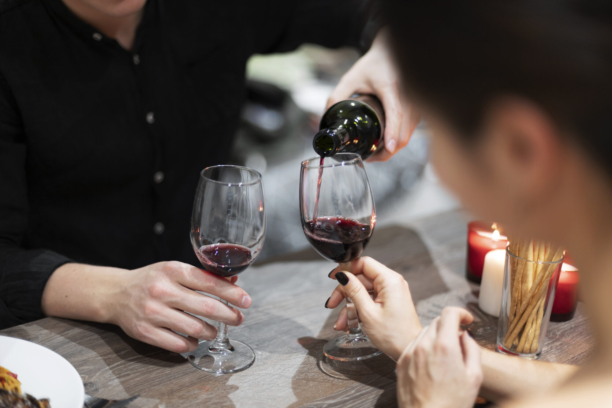 jeune couple célébrant la Saint-Valentin en buvant du vin