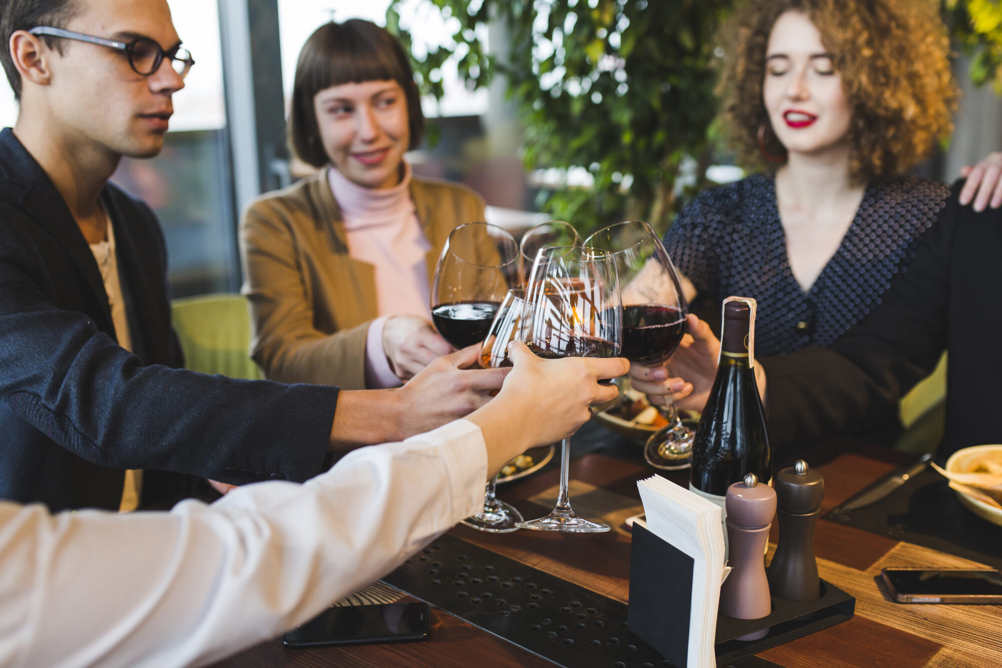 amis qui trinquent avec du vin